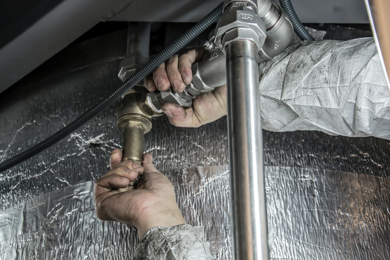 5 easy plumbing fixes every homeowner should know